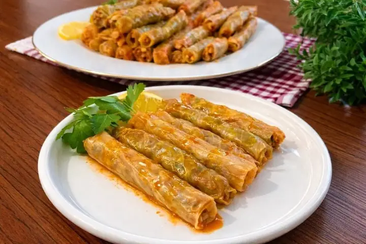 Zeytinyağlı & Baharatlı Beyaz Lahana Sarması tarifi